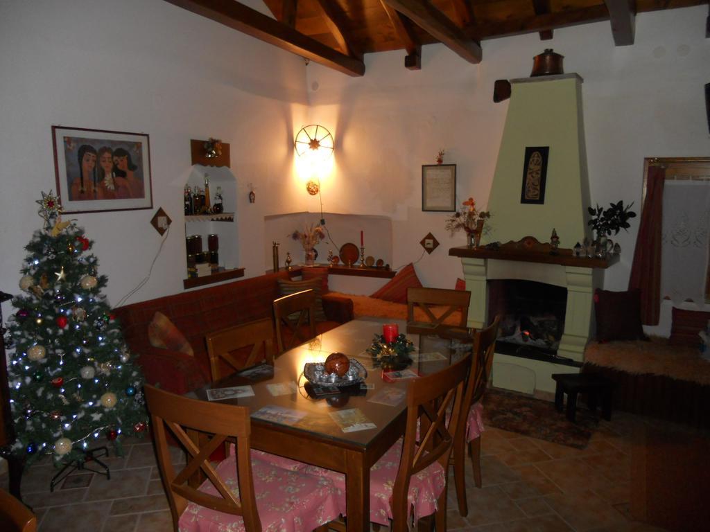 Sarafis Guesthouse Agios Lavrentios Esterno foto
