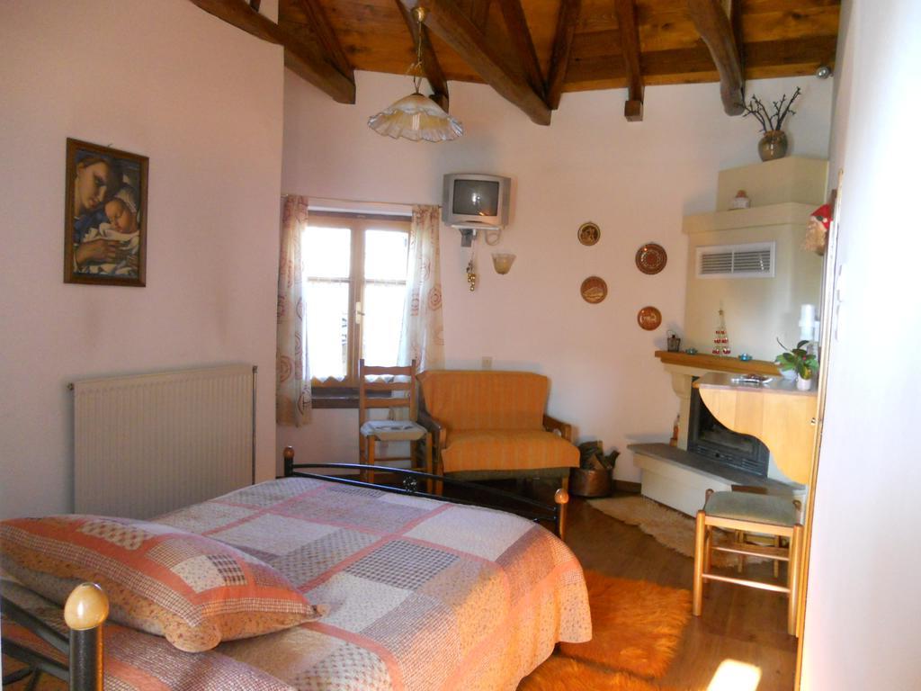 Sarafis Guesthouse Agios Lavrentios Esterno foto