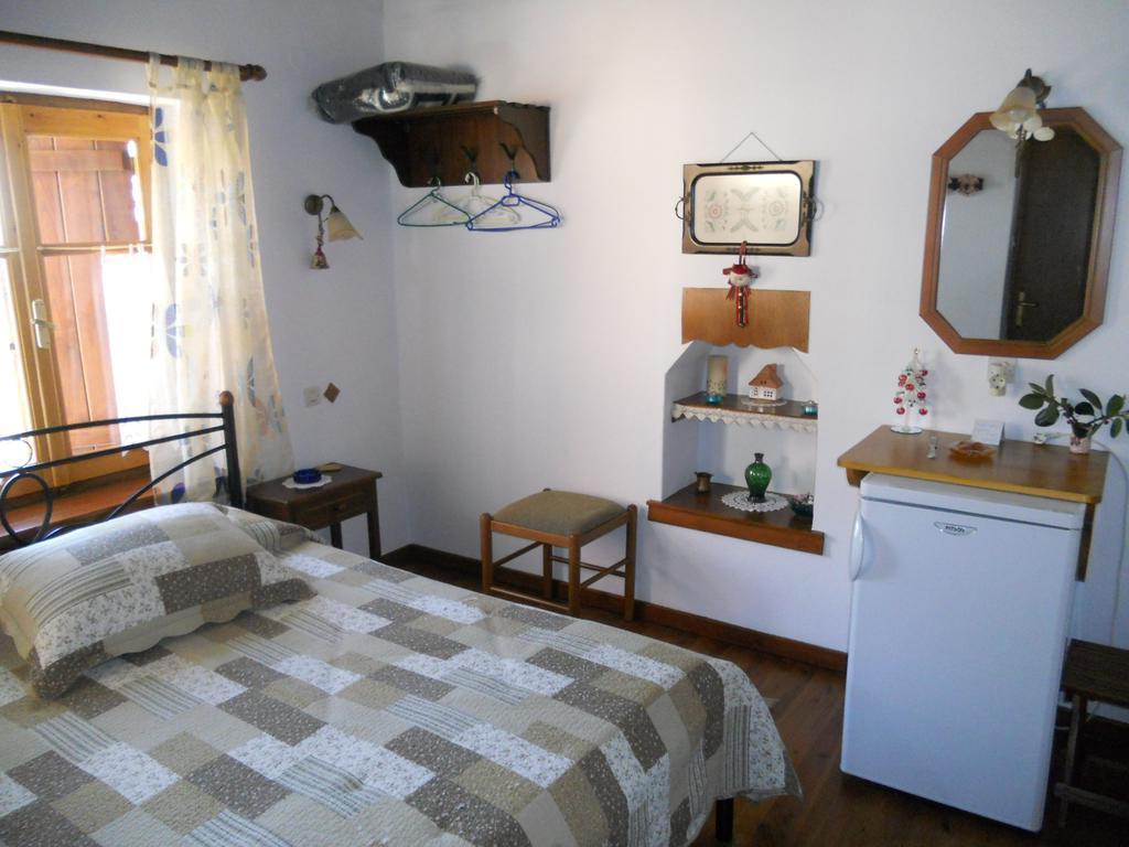Sarafis Guesthouse Agios Lavrentios Esterno foto